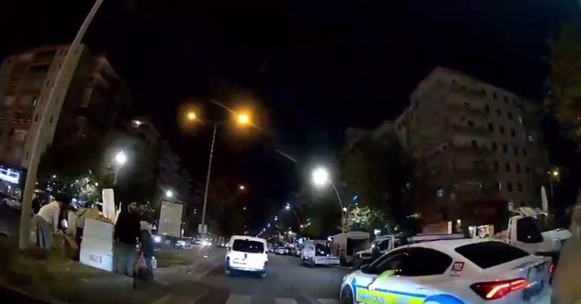 Yere düşen çocuğun hastaneye yetiştirilebilmesi için polis sıkışık trafiği açtı