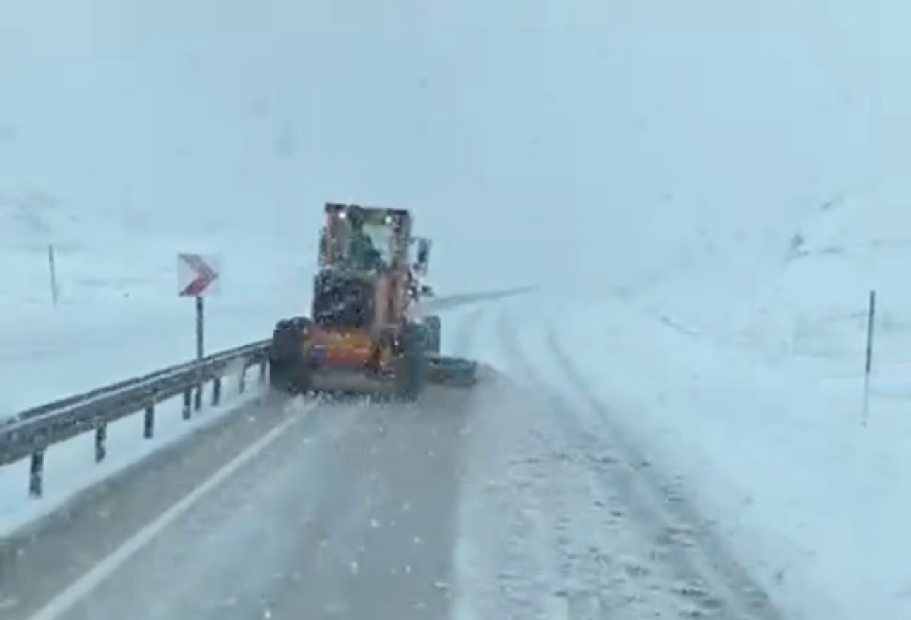 Yüksekova’da Karayolları ekipleri, karla mücadele çalışması yaptı