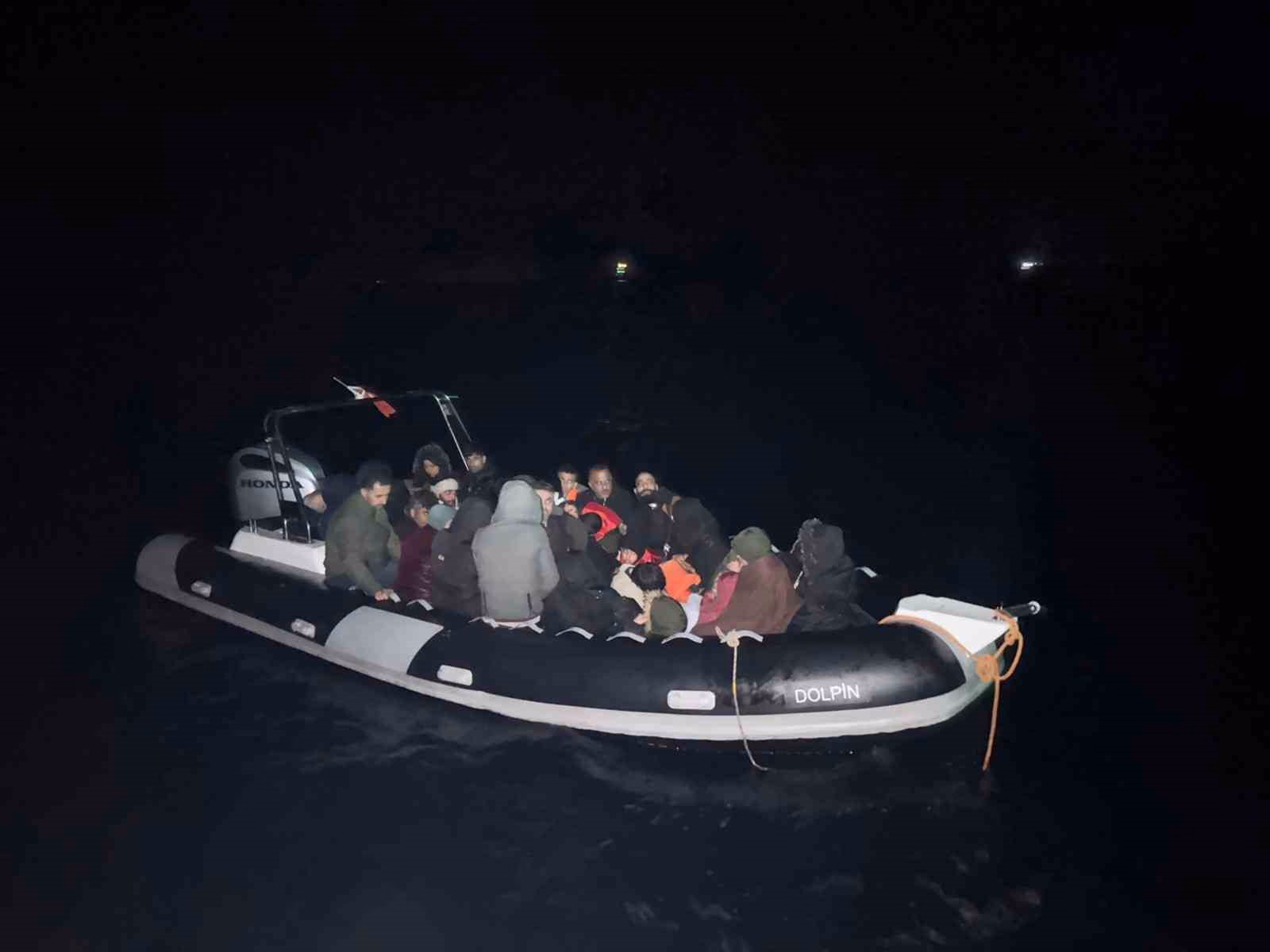 Yunanistan’ın Türk sularına geri ittiği 31 düzensiz göçmen kurtarıldı