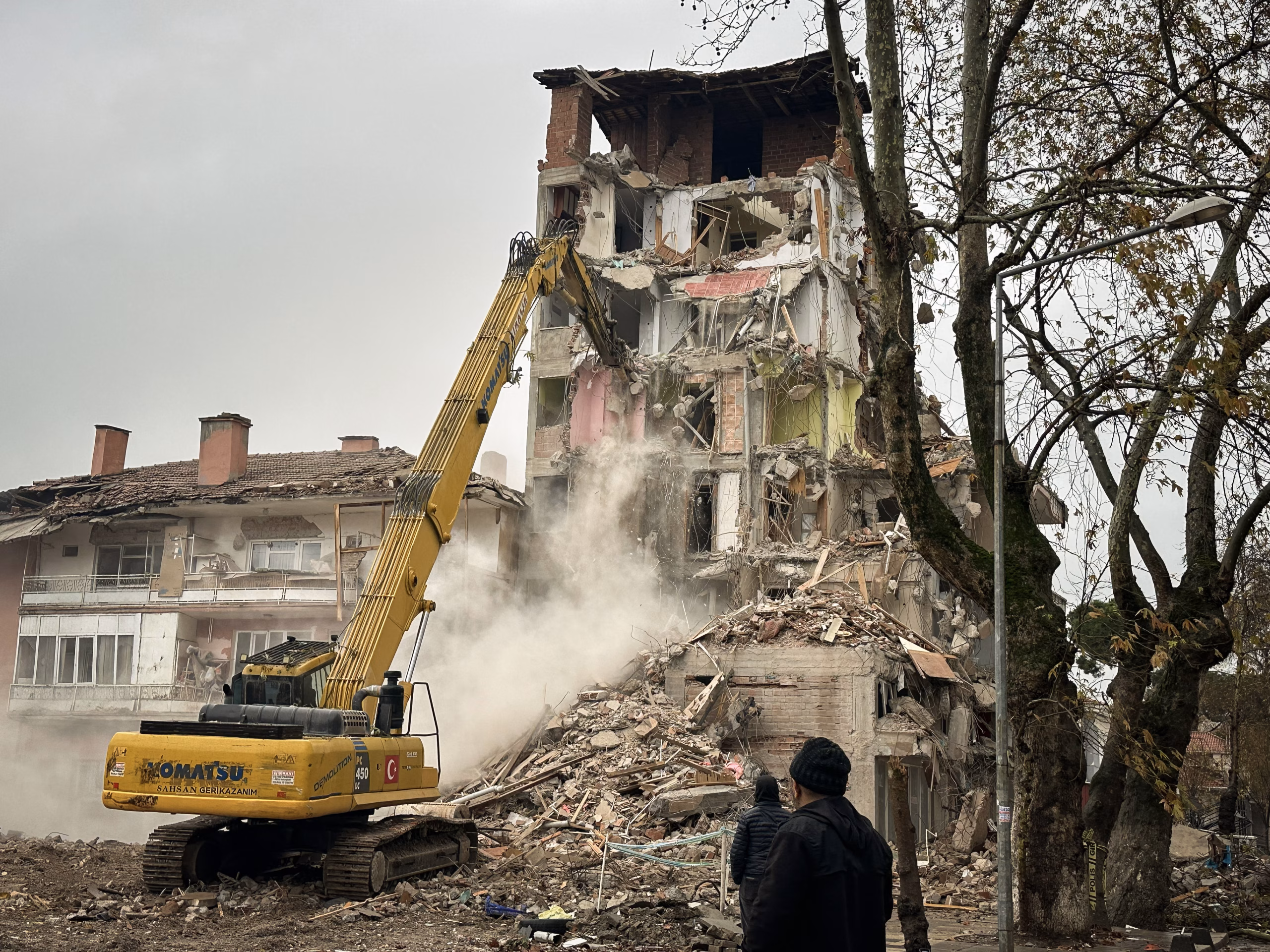 Sındırgı'da ağır hasarlı binaların yıkım ve enkaz kaldırma çalışmaları devam ediyor