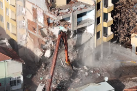 Sındırgı’da deprem sonrası yıkımlar sürüyor