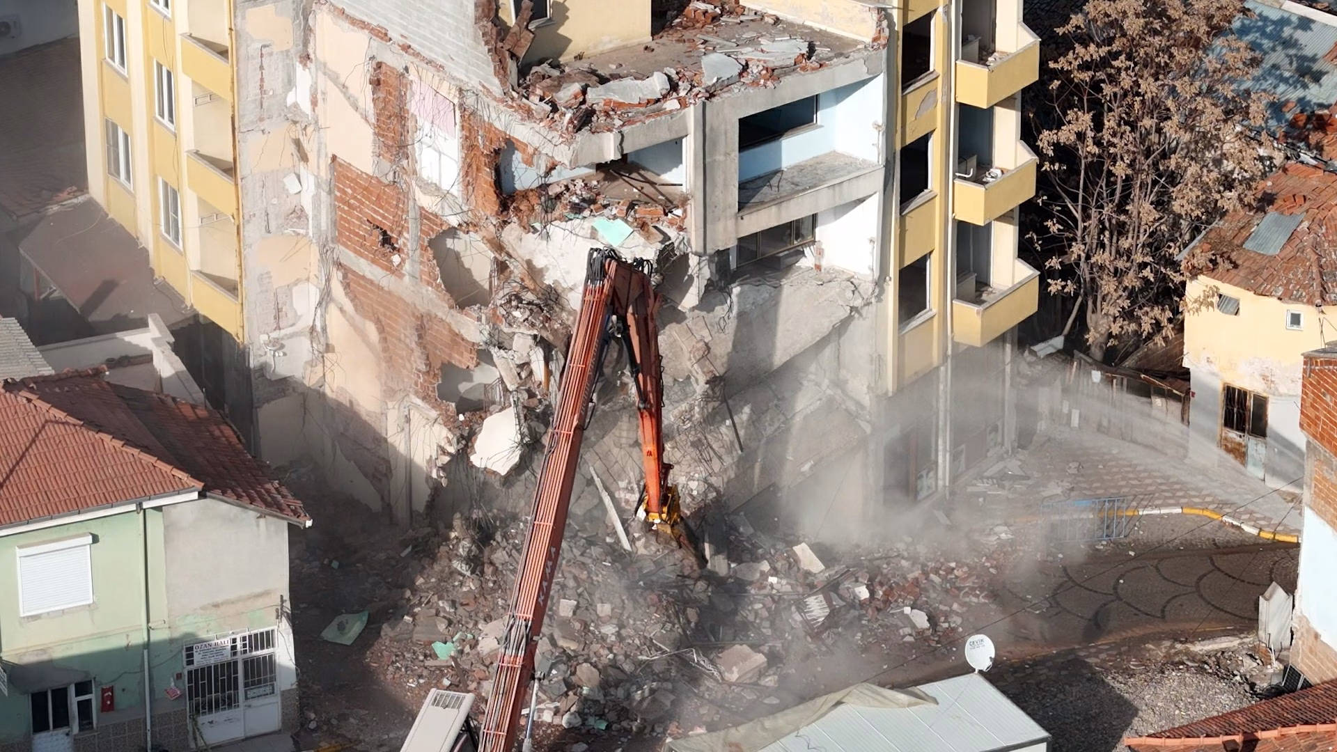 Sındırgı’da deprem sonrası yıkımlar sürüyor