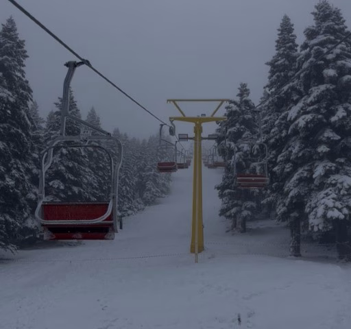 ULUDAĞ'DA KAR VAR OTELLER KAPALI ULUDAĞ'DA KAR KALINLIĞI 10 SANTİMİ BULDU, KAPALI OTELLER HAREKETE GEÇTİ