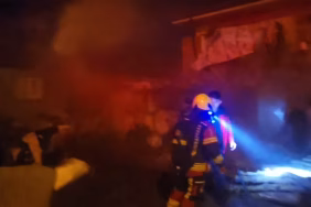 Balıkesir'de evin altında bulunan ahırda yangın çıktı