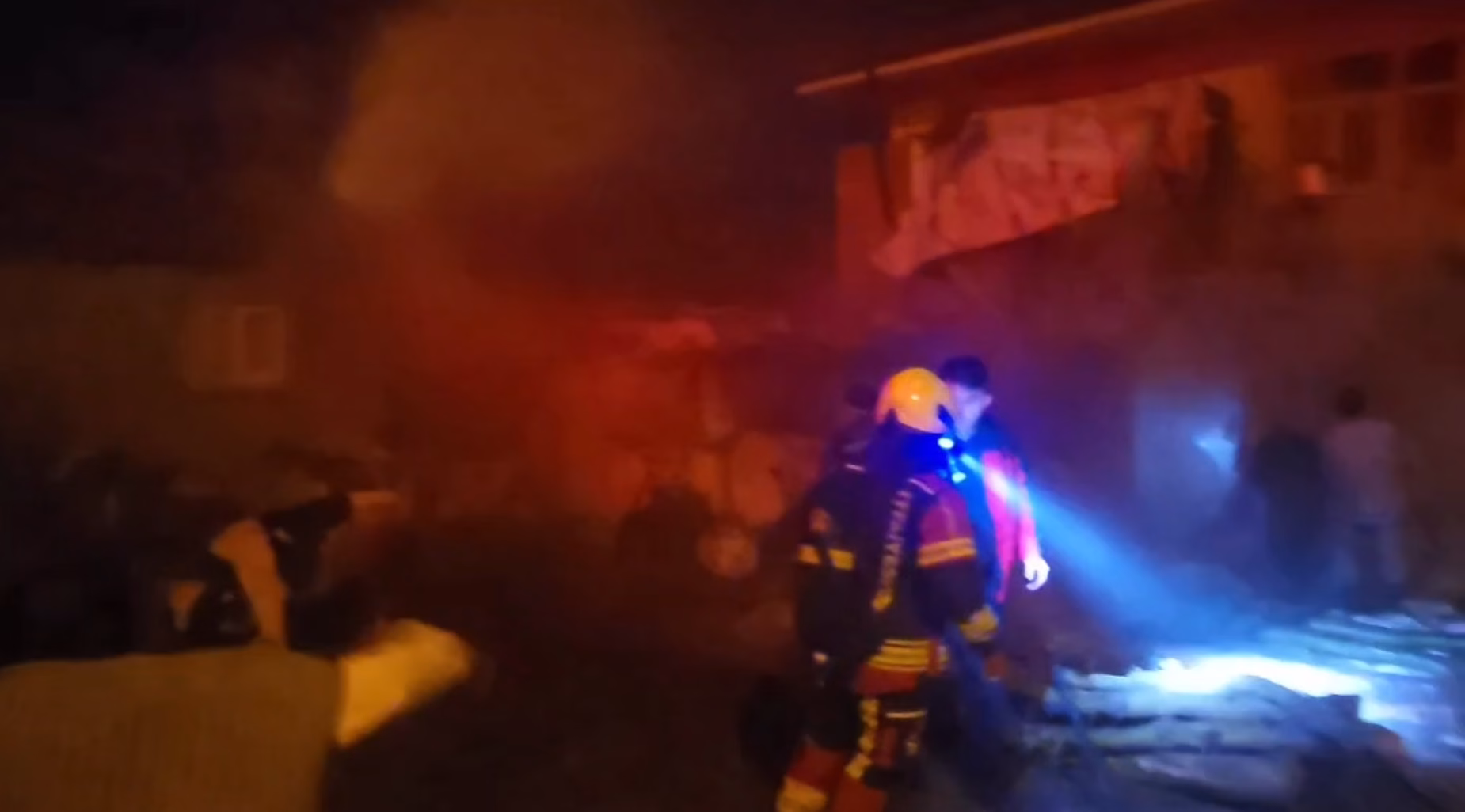 Balıkesir'de evin altında bulunan ahırda yangın çıktı