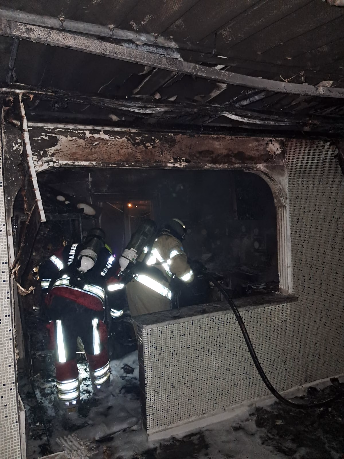 Balıkesir'de evin çatısında çıkan yangın söndürüldü