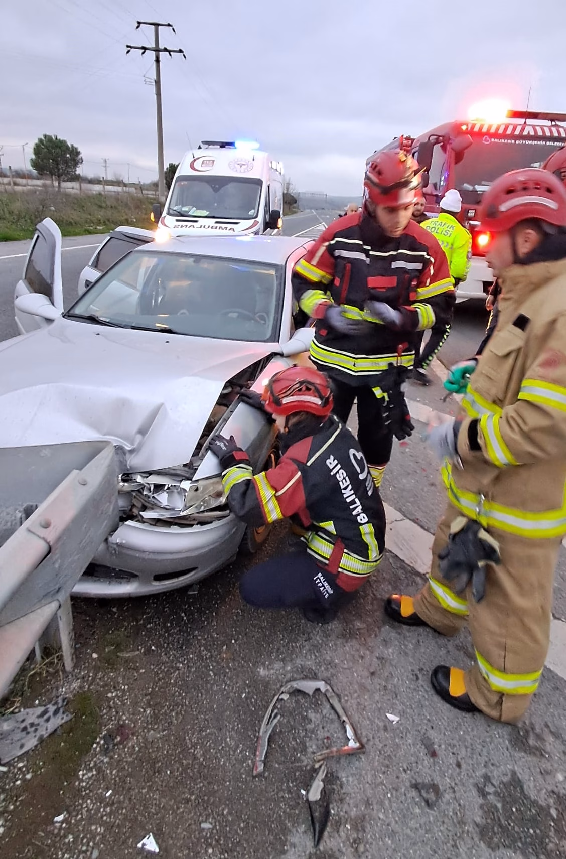 Balıkesir'de iki otomobil çarpıştı, 5 kişi yaralandı