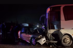 Balıkesir'de işçi servisi ile otomobil çarpıştı: 1 ölü, 13 yaralı