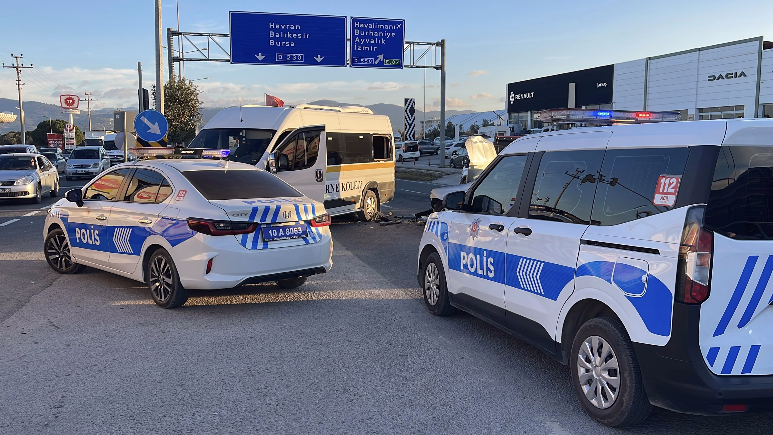 Balıkesir'de öğrenci servis minibüsüyle otomobilin çarpıştığı kazada 8 kişi yaralandı