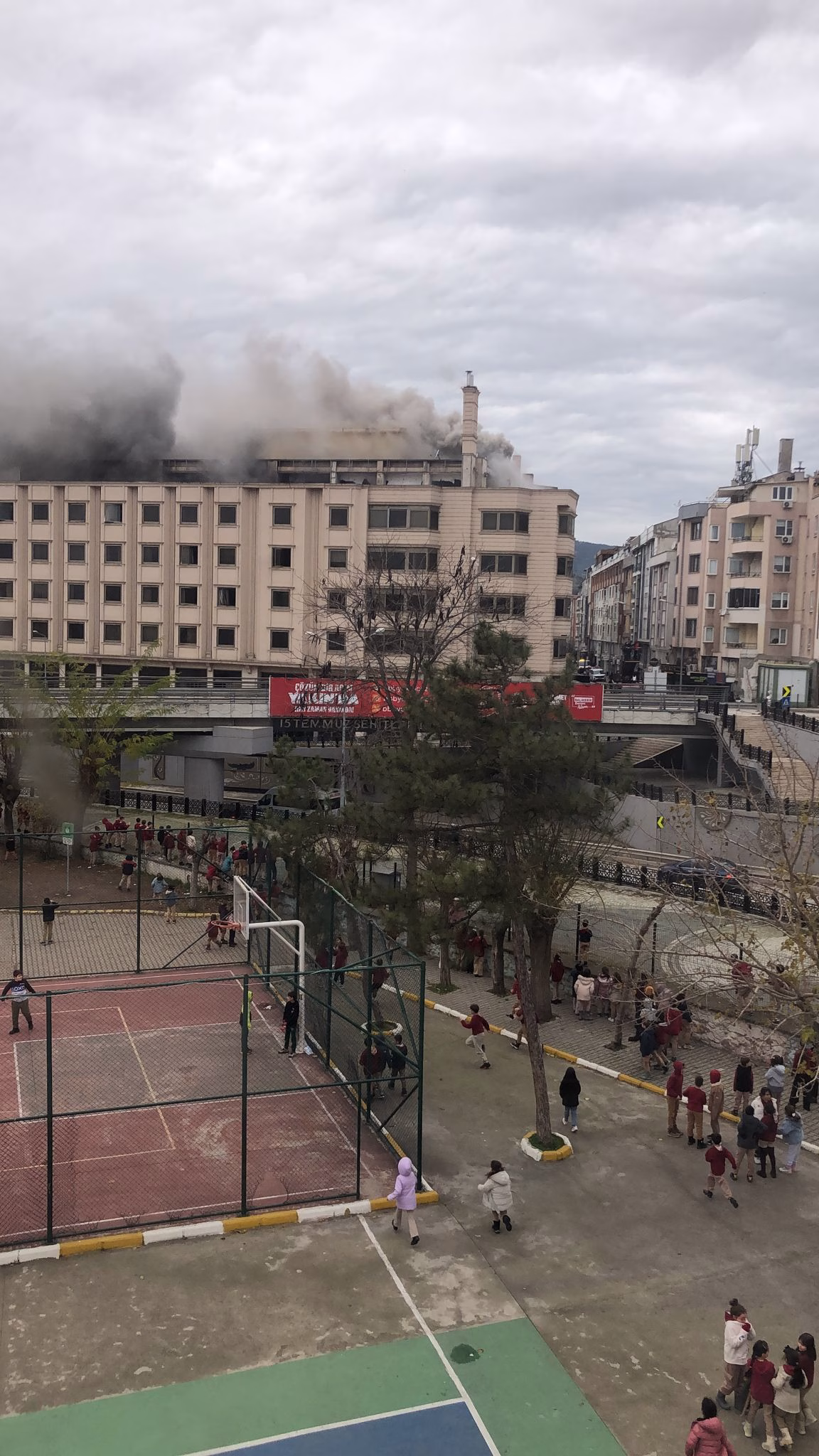Balıkesir'de tadilattaki binada çıkan yangın söndürüldü