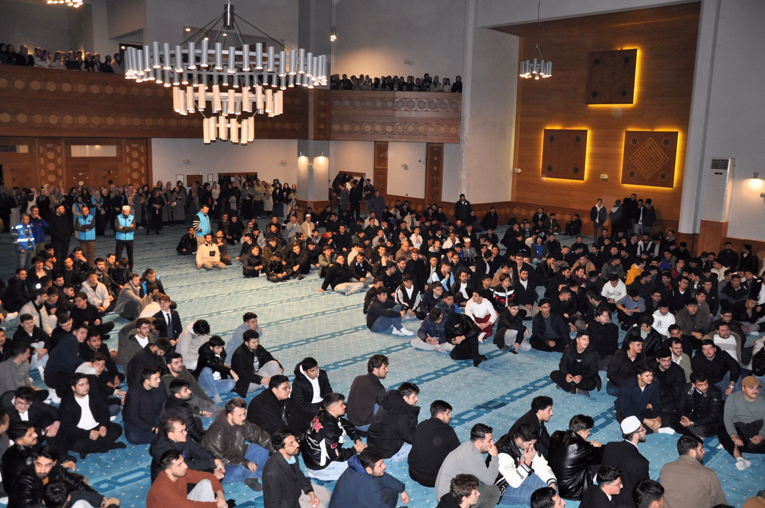 Balıkesir'de üniversite öğrencileri Kampüs Camisi'nde buluştu