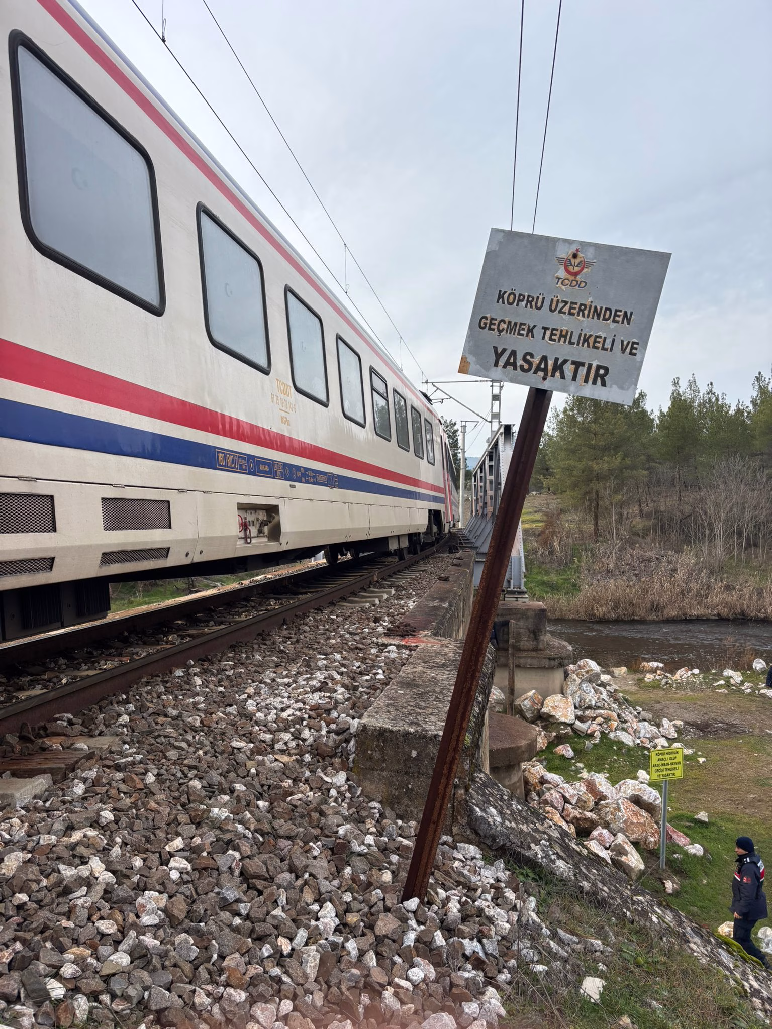 Balıkesir'de yolcu treninin çarptığı kişi öldü