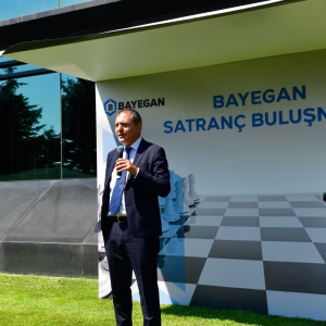 Bayegan Vakfından milli satranç sporcusu büyükusta Ediz Gürel'e destek
