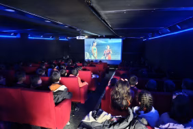 "Gezen Sinema Tırı" Sındırgı'da depremzede çocuklarla buluştu