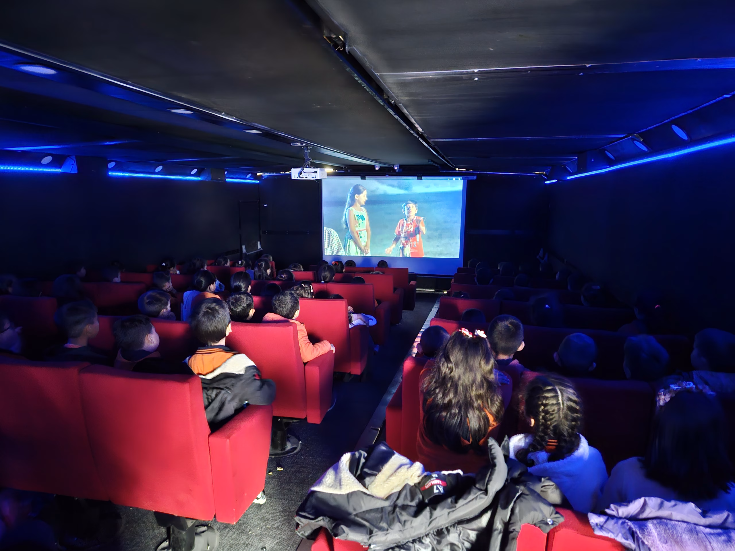 "Gezen Sinema Tırı" Sındırgı'da depremzede çocuklarla buluştu