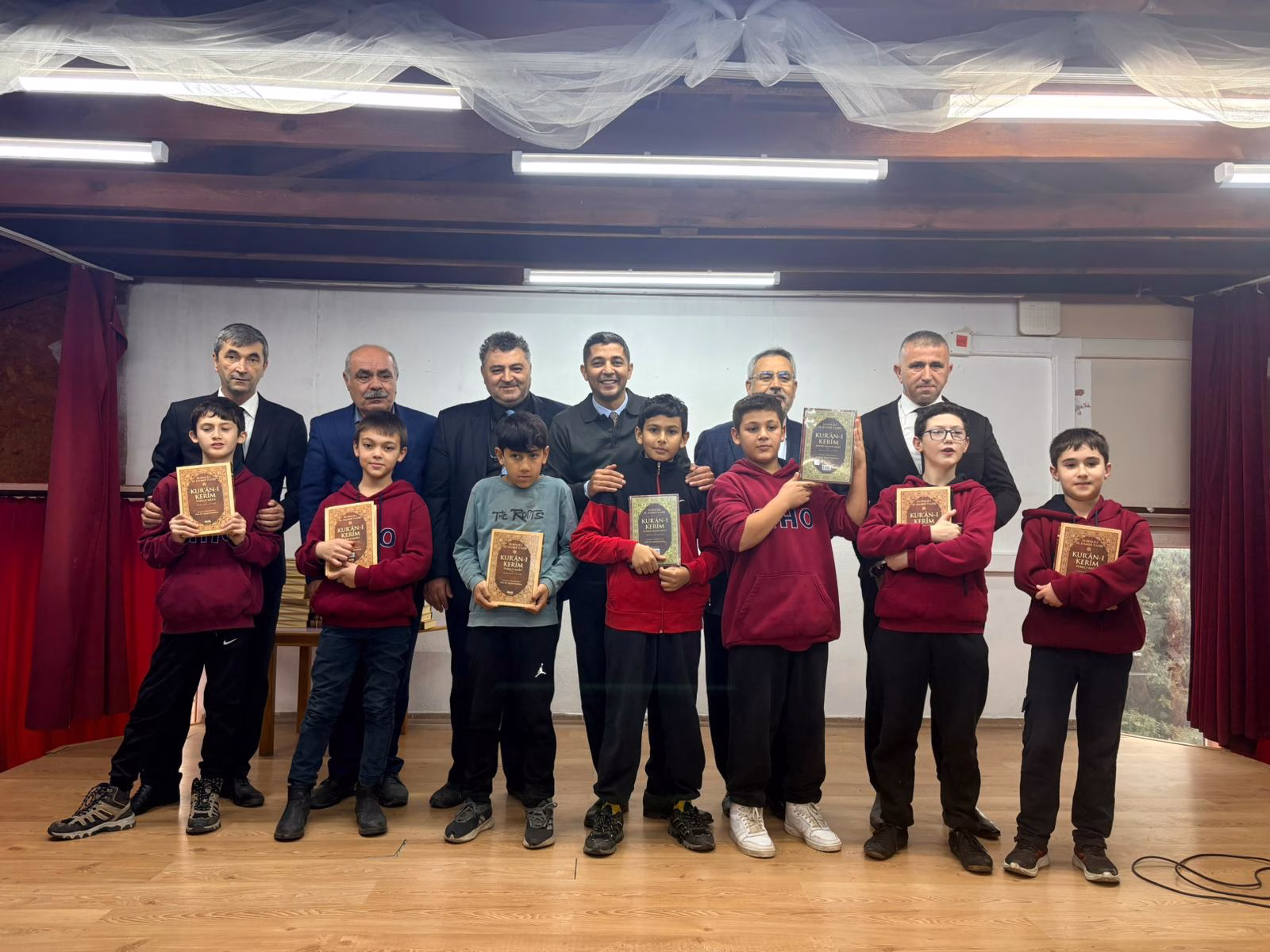 Gömeç'te öğrencilere Kur'an-ı Kerim hediye edildi