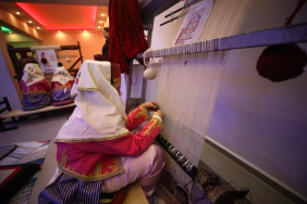 İlkokul öğrencileri, coğrafi işaretli Yağcıbedir halısını dokumayı öğrenmek için tezgah başında