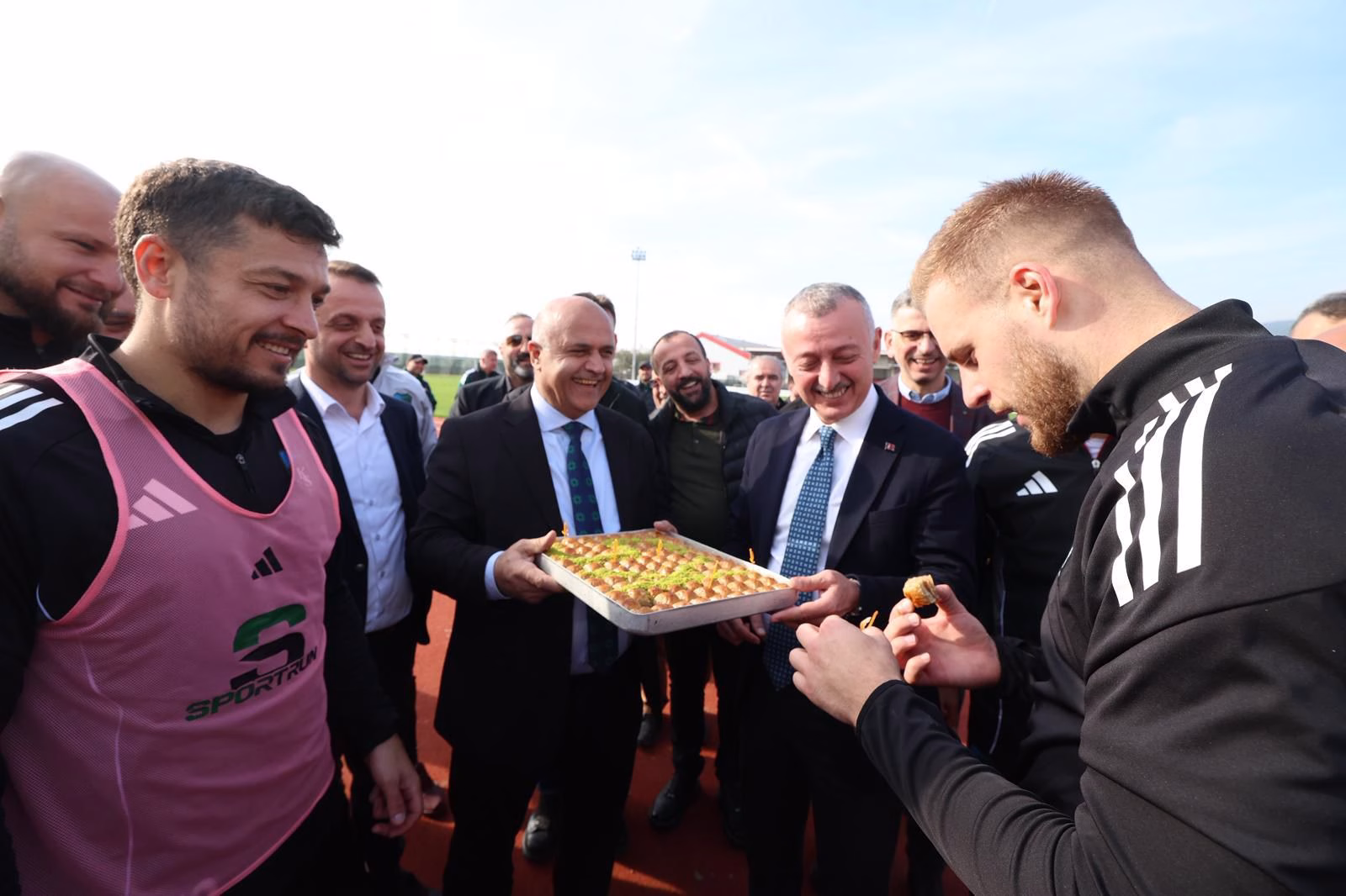 Kocaeli Büyükşehir Belediye Başkanı Büyükakın, Kocaelispor antrenmanını ziyaret etti