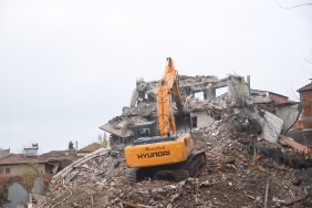 Sındırgı'da ağır hasarlı 18 bina daha yıkıldı