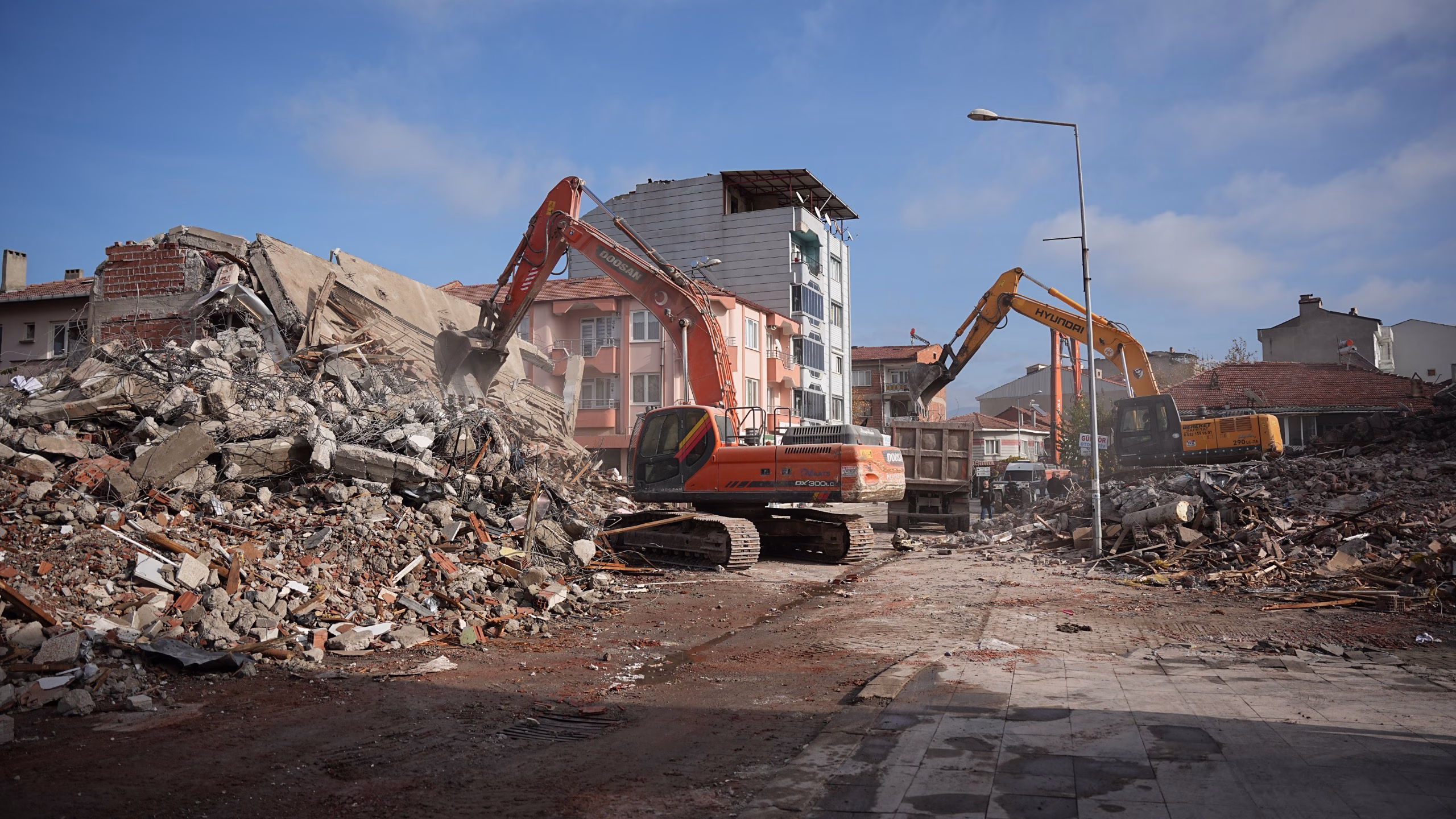 Sındırgı'da ağır hasarlı binaların yıkımına devam ediliyor