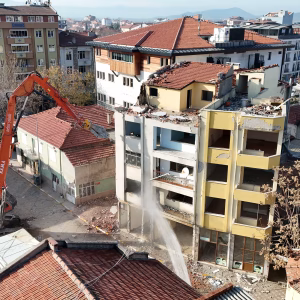 Sındırgı’da deprem sonrası yıkımlar sürüyor