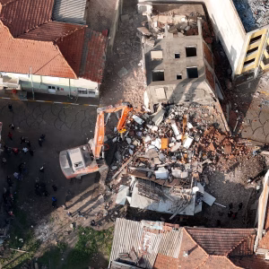 Sındırgı’da deprem sonrası yıkımlar sürüyor