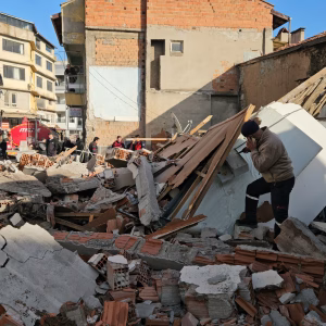 Sındırgı’da deprem sonrası yıkımlar sürüyor