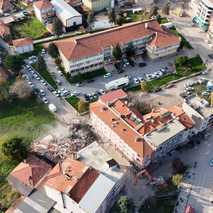 Sındırgı’da deprem sonrası yıkımlar sürüyor