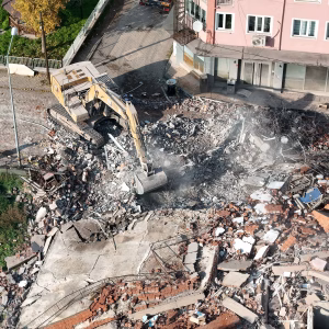 Sındırgı’da deprem sonrası yıkımlar sürüyor