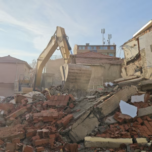 Sındırgı’da deprem sonrası yıkımlar sürüyor