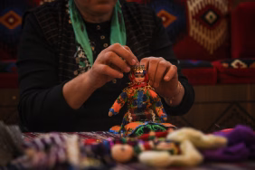 Sındırgı'daki depremde evi yıkılan sanatçı Yörük bebek üretimini otağda sürdürüyor