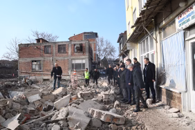 Vali Ustaoğlu, Sındırgı'da yıkım çalışmalarını ve geçici ticaret alanını inceledi