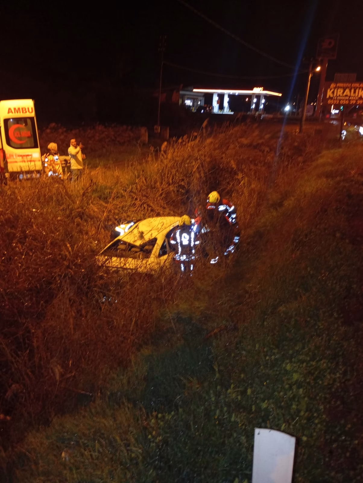 Balıkesir'de otomobilin şarampol devrilmesi sonucu iki kişi yaralandı