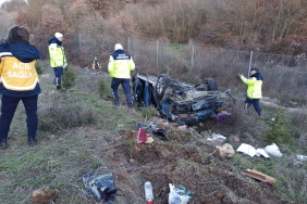Balıkesir'de şarampole devrilen otomobildeki 1 kişi öldü, 2 kişi yaralandı