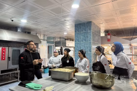 Balıkesir'de üniversite öğrencileri, zihinsel engellilerle sokak hayvanları için mama hazırladı