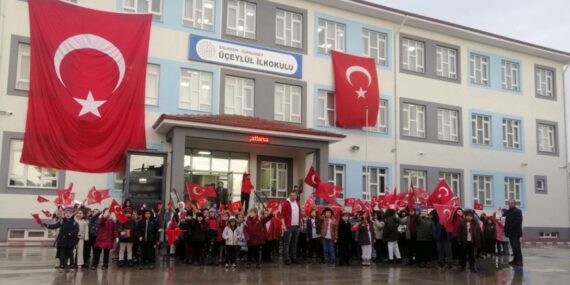 Dursunbey’de İkinci Dönem Bayrak Sevgisiyle Başladı